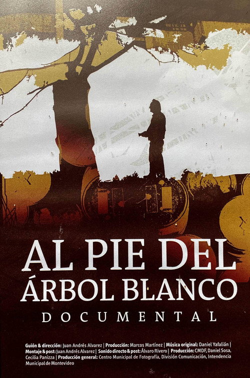 Al pie del árbol blanco