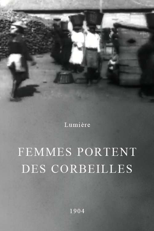 Femmes portent des corbeilles